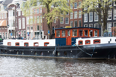houseboat