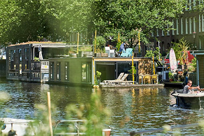 houseboat