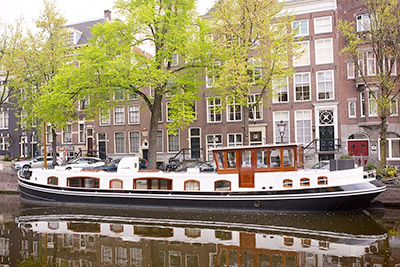 houseboat