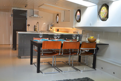 houseboat