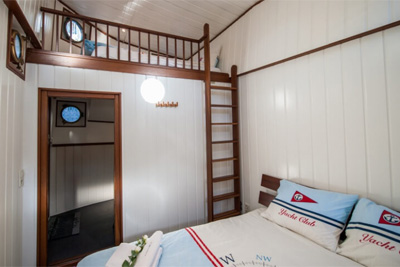 houseboat